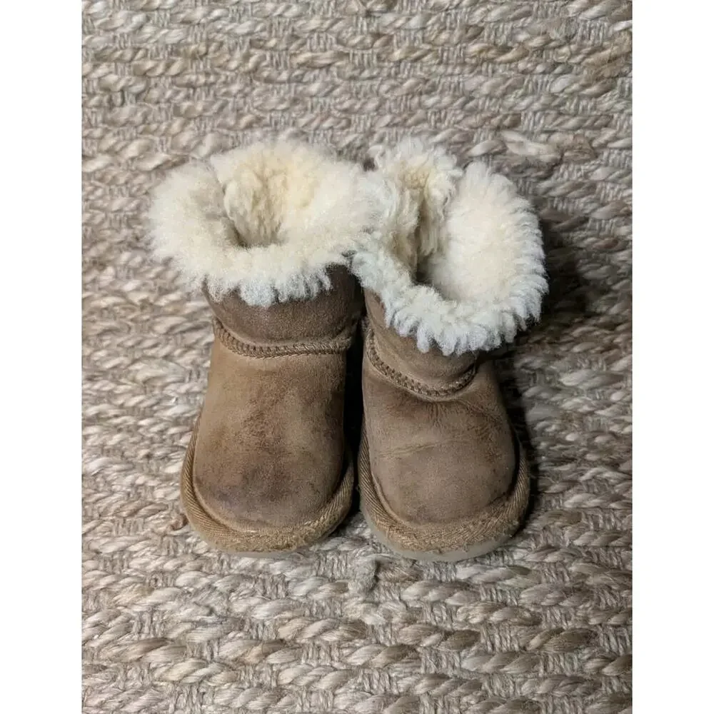 UGG Toddler Girl Boots T Mini Bailey Bow II Size 6 Tan Boots Casual Comfort